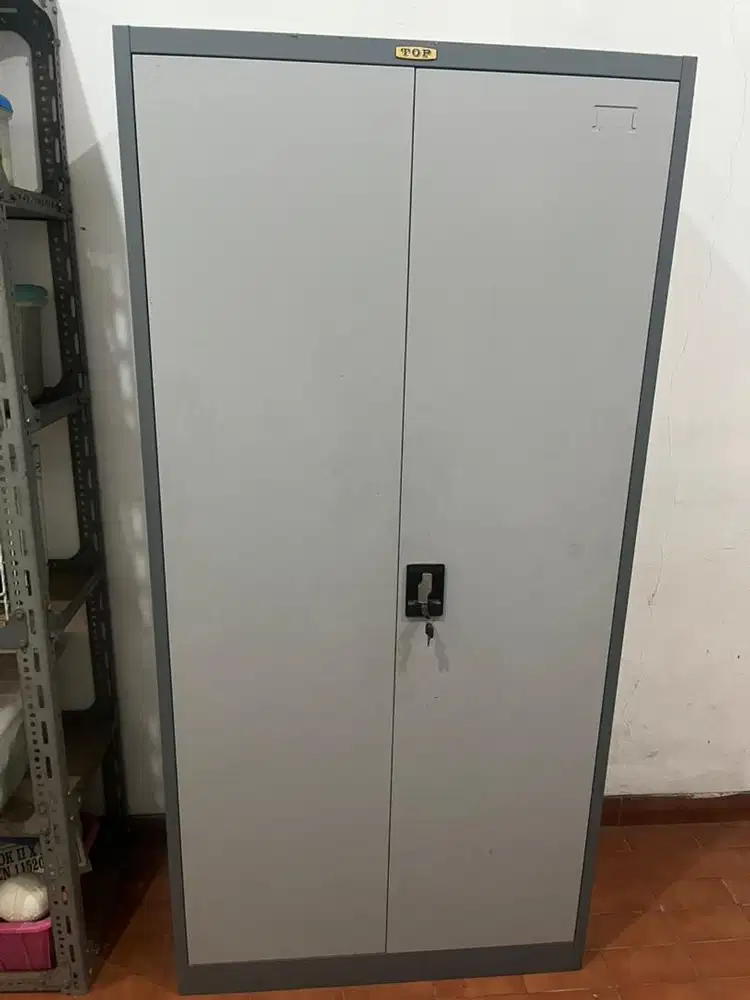 Lemari besi kokoh ada kunci cocok di dapur