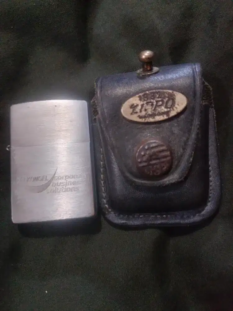 Korek Api Zippo Reguler Braze dg tulisan Telkomsel plus pounch kulit