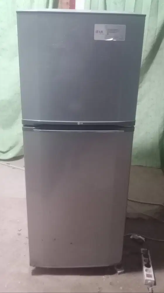 Kulkas 2 pintu LG..Mesin original pabrik belum rusak(diantar dalam kot