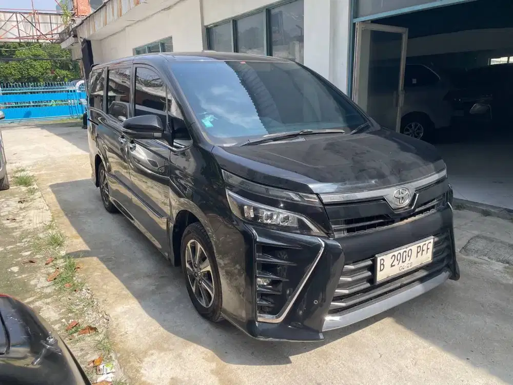 Toyota Voxy 2.0 2018 A/T (CASH)