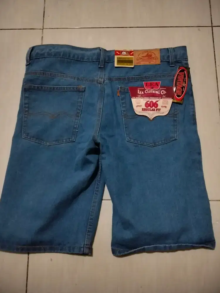 Celana pendek jeans merk lea size 33