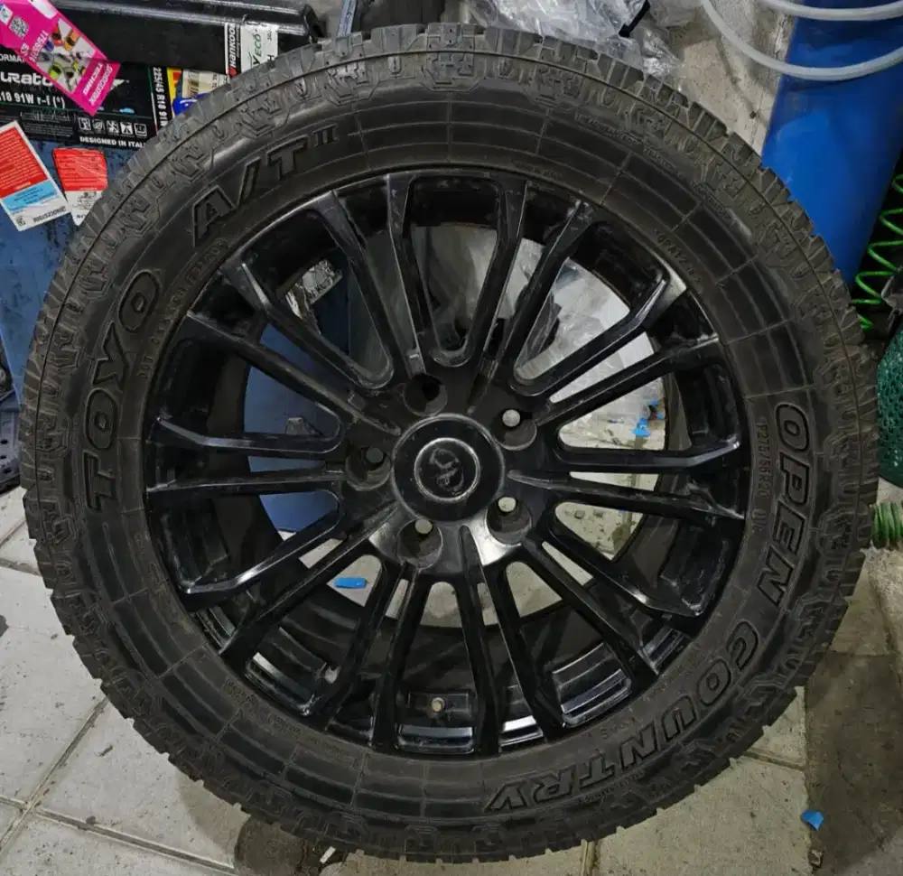 Velg Repl Land Cruiser R20 PCD5x150 Black. Velg Ban Toyo AT 4pcs