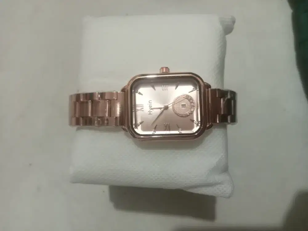 Jam tangan Hyein kotak