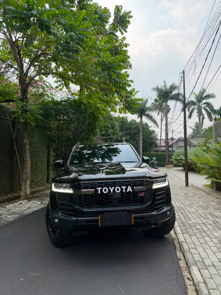 FOR SALE LANDCRUISER LC 300 GR SPORT FULL SPEC PERFECT