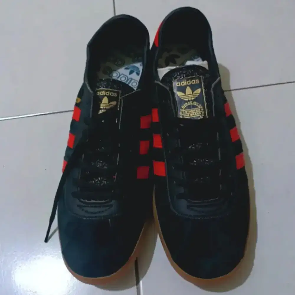 Sepatu Sneakers Adidas Gazelle Black Red Gum Sole Premium
