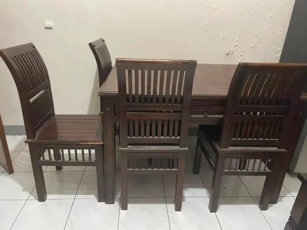 Meja Makan dan Kursi