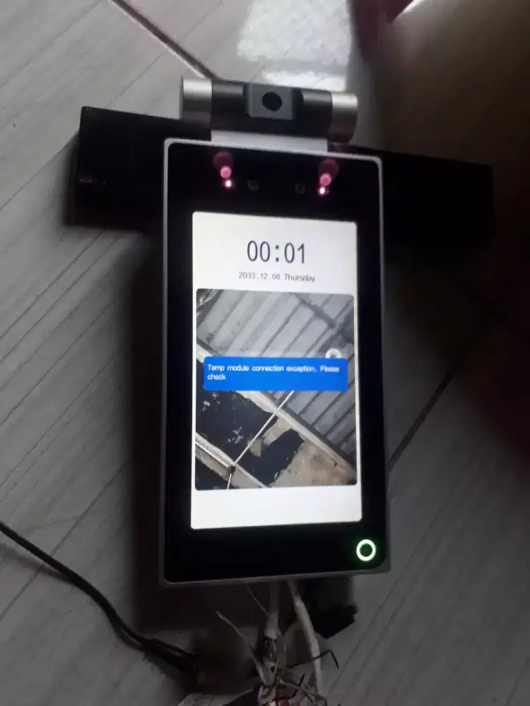Sistem kontrol pengenalan wajah dan suhu