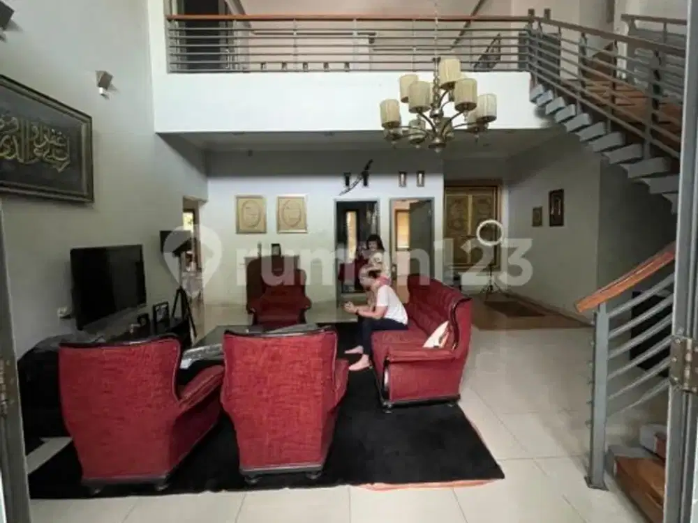 Rumah Bagus 2Lantai Posisi Hook, Depan Taman, Akses 2Mobil Dekat Tol Buah Batu, Tsm. D, di Turangga, Bkr, Batununggal, Buah Batu, Bandung Tengah