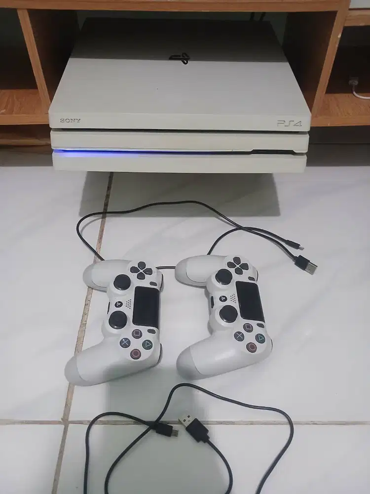 Ps 4 pro HEN 11 putih Pemakaian 6 bulanan