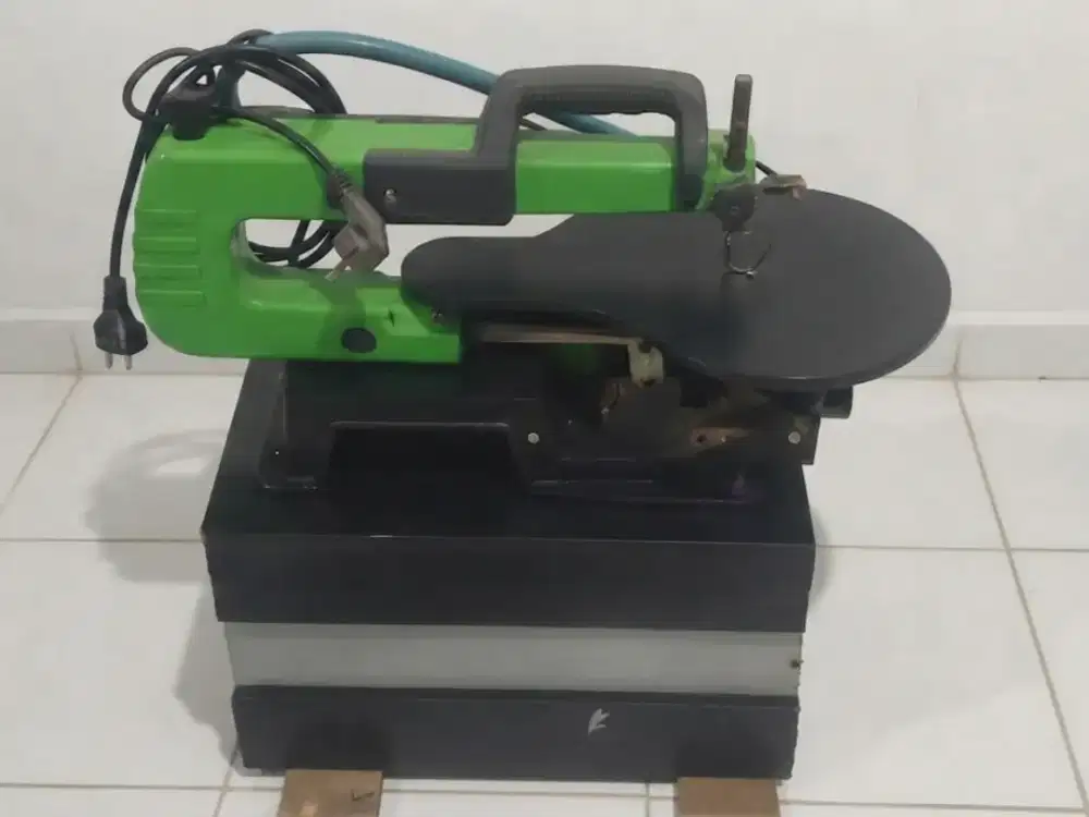 Mesin gergaji kayu Pola. Scroll saw Ryu