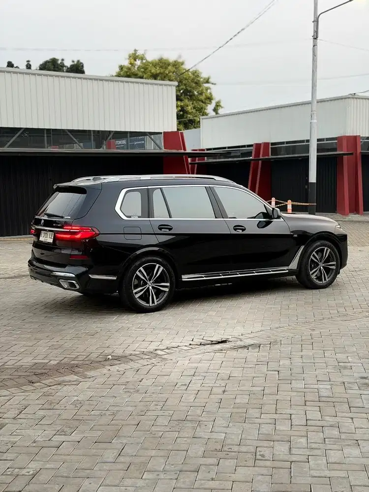 BMW X7 2023 LOW KM !!