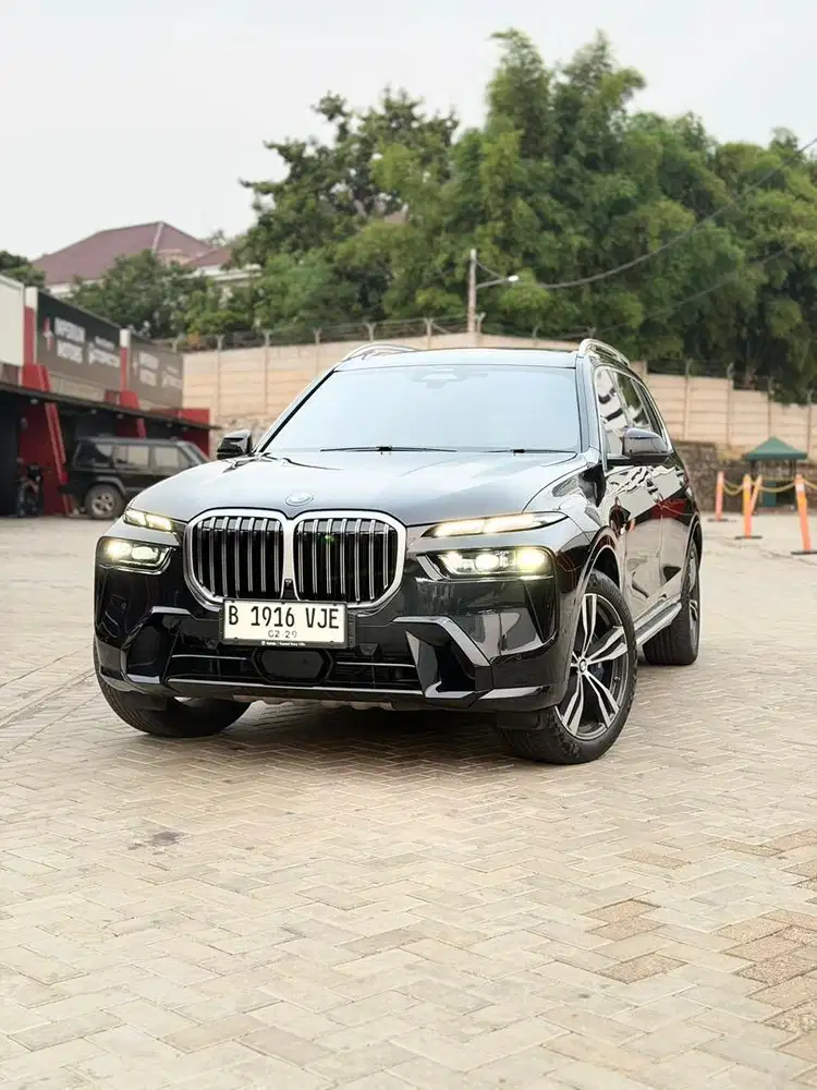 BMW X7 2023 LOW KM !!