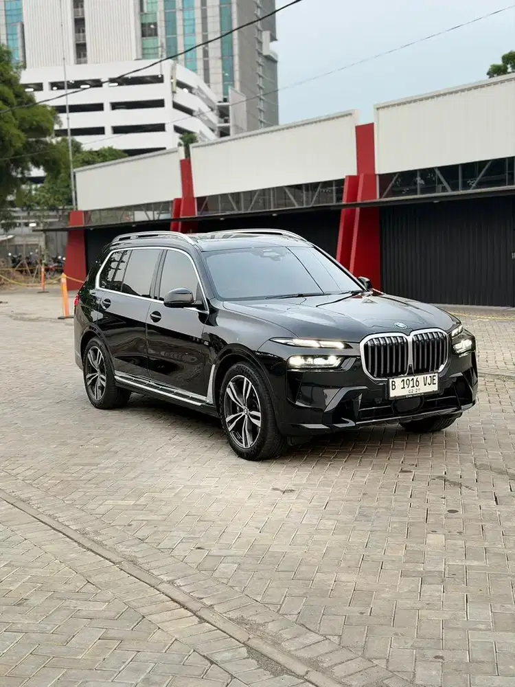 BMW X7 2023 LOW KM !!