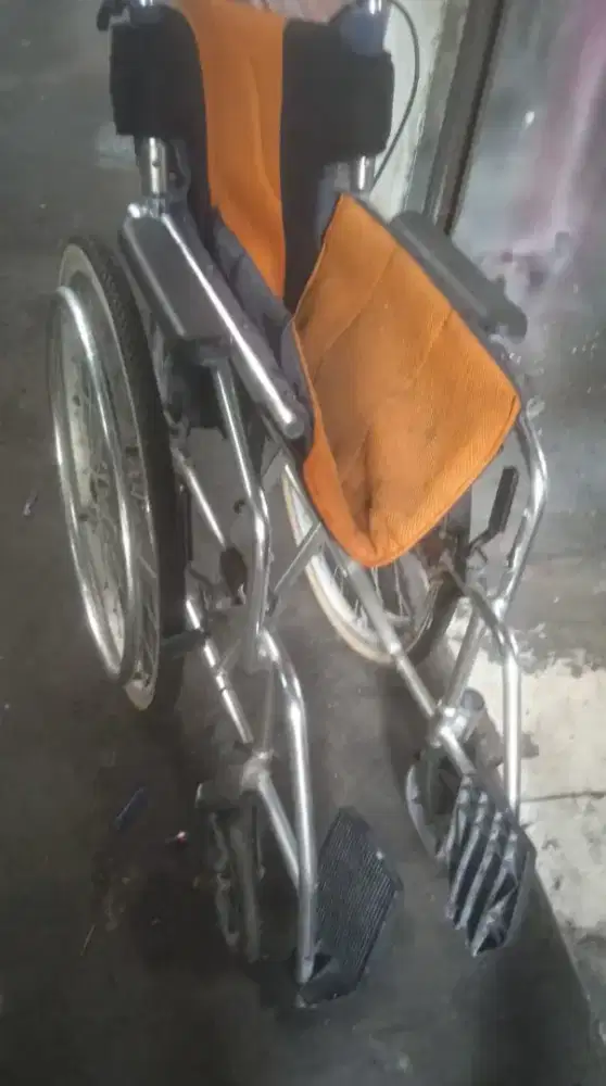 Kursi roda almunium bekas siap pakai