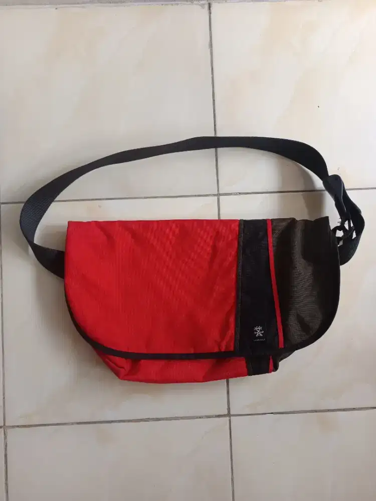 Tas selempang crumpler merah coklat