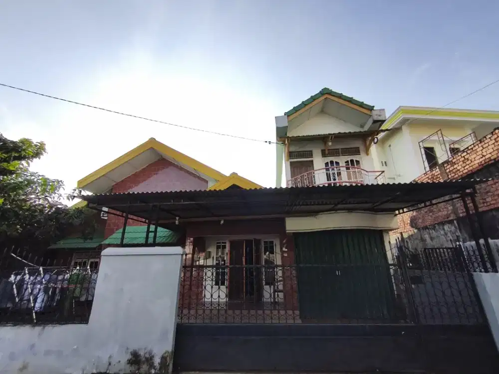 Rumah Luas 300m2 Siap Huni, Parkir 3 Mobil, Strategis Dekat Sekolah