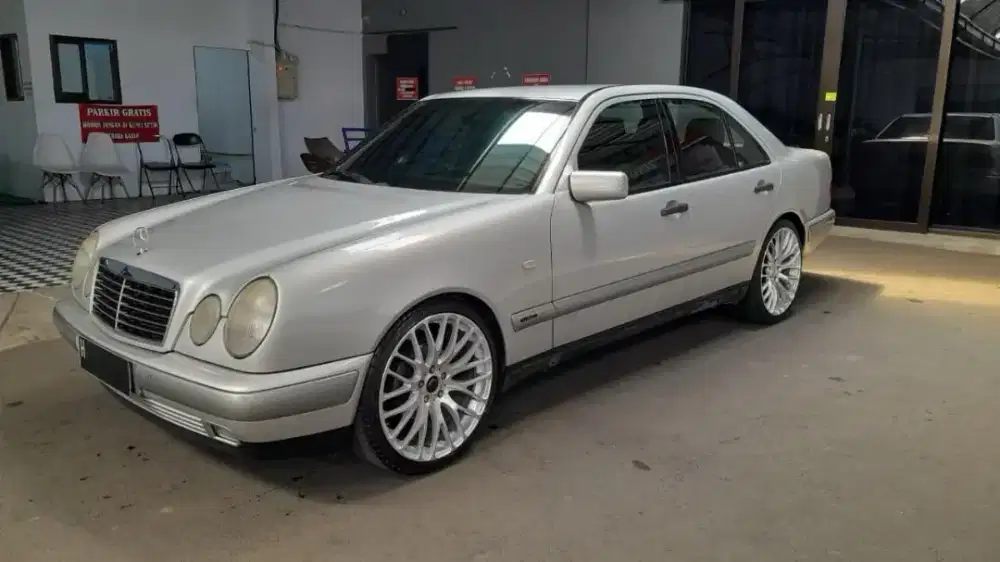 Mercedes Benz E230 W210 MT 1999 Silver Low km Full original pajak on