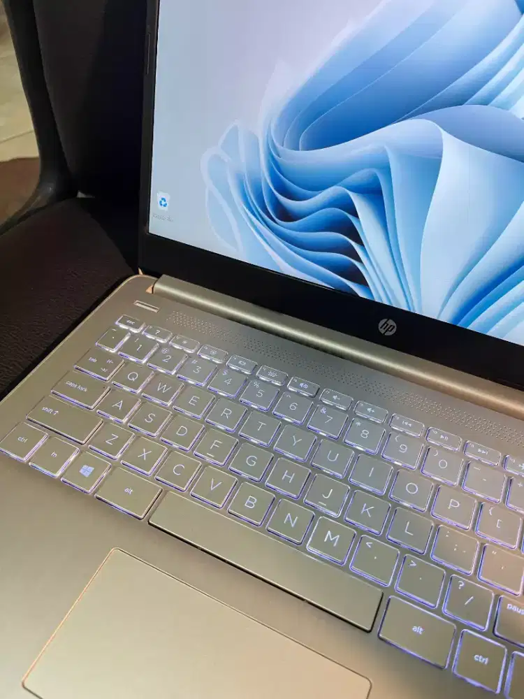 HP 14s-fq002 AMD Ryzen  GraphicsRAM: 8GB DDR4 Penyimpanan: 512GB