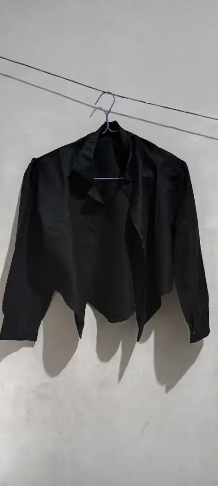 kemeja hitam crop top