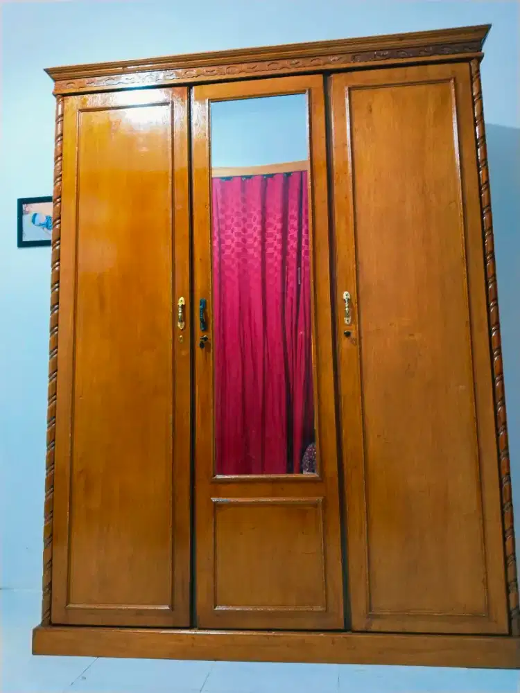 LEMARI 3 PINTU BEBERAPA BULAN PAKAI
