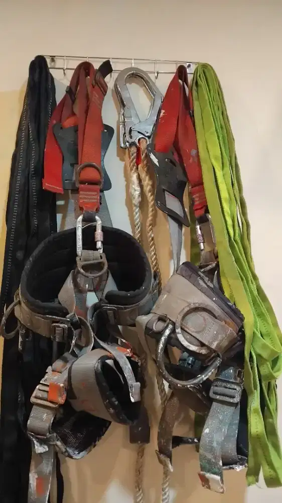 Hardnes,  carmantel,  webing,  carabiner,  lanyard.