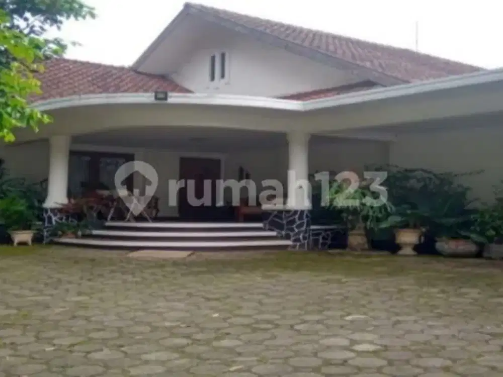 Rumah dengan Halaman Luas dan Asri di Area Sukajadi Kota Bandung