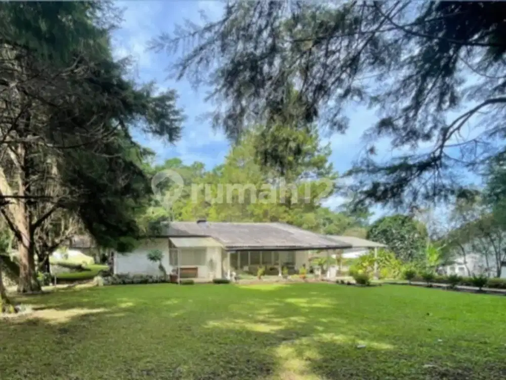 Rumah Villa dengan Taman Luas di Lembang Bandung