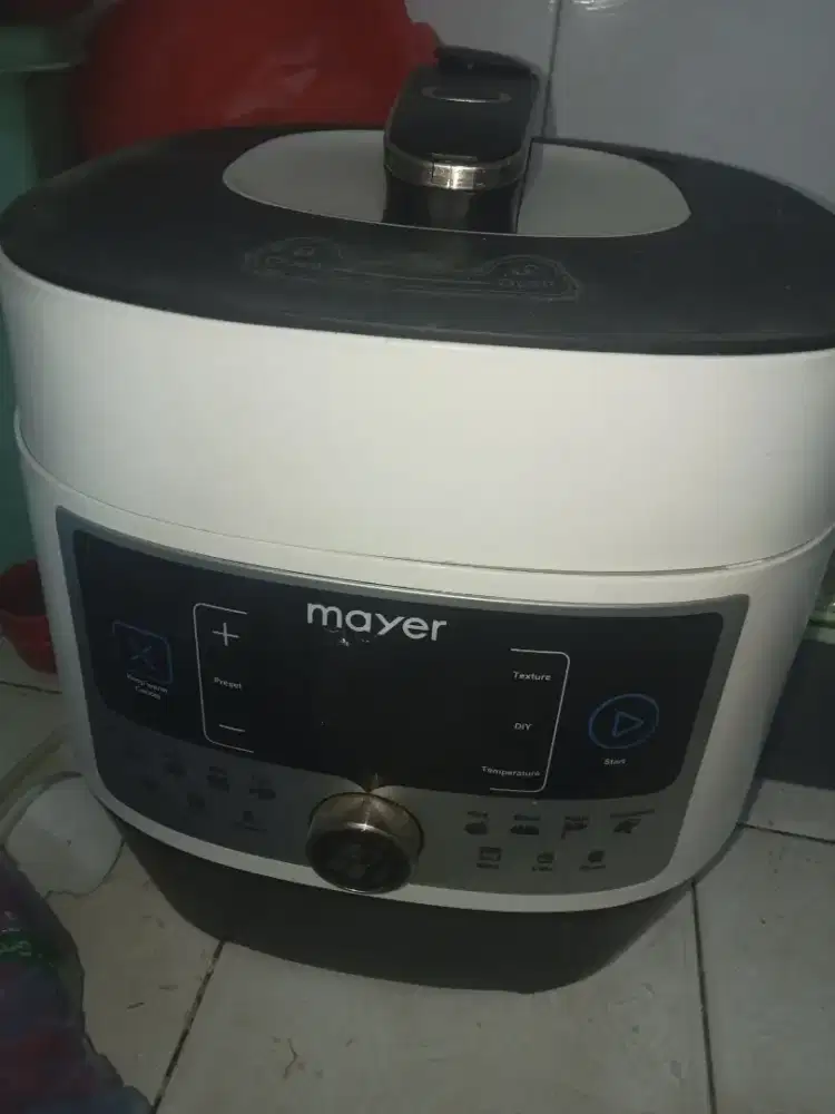 Rice cooker Mayer dengan banyak fungsi