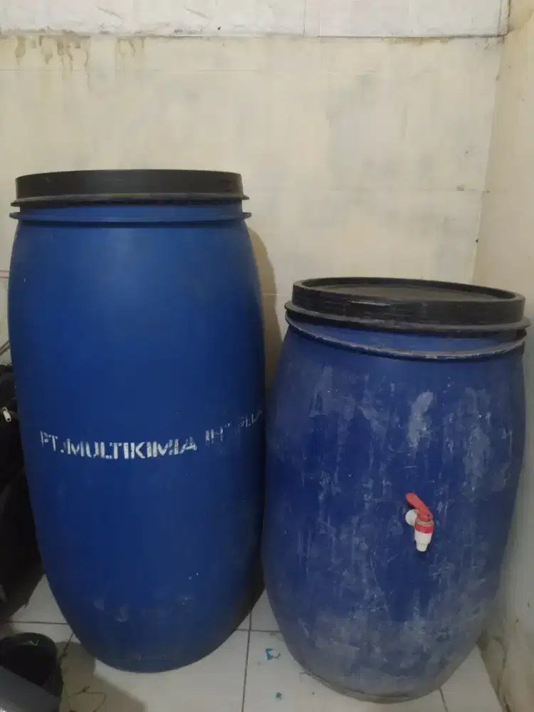 drum biru bekas tampung air