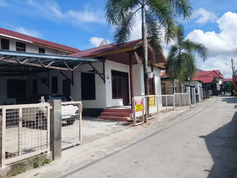 Disewakan rumah besar nyaman, garasi utk 4 mobil, tengah kota BPN