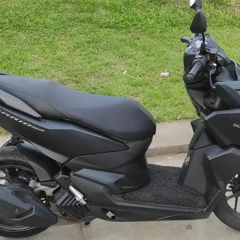 Vario 160 2023 hitam