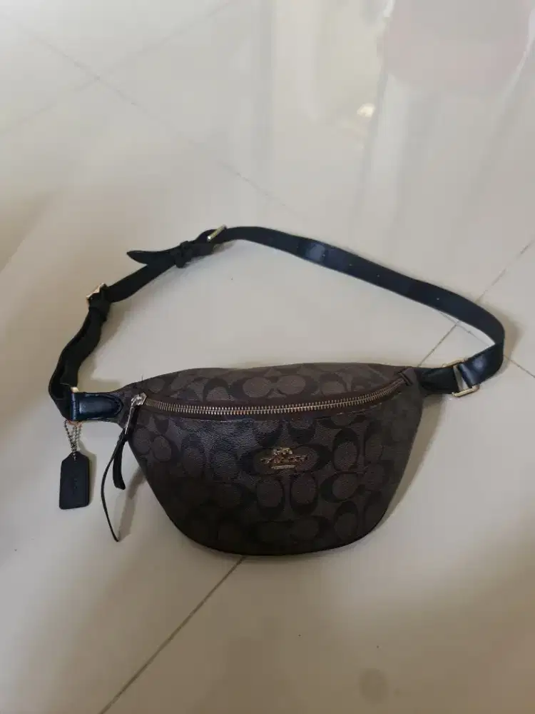 204. Waist Bag Unisex Coach Signature Belt Brown
Seri: F48740
Preloved