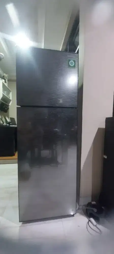 Dijual kulkas 2 pintu sharp 256L kondisi mulus seperti baru