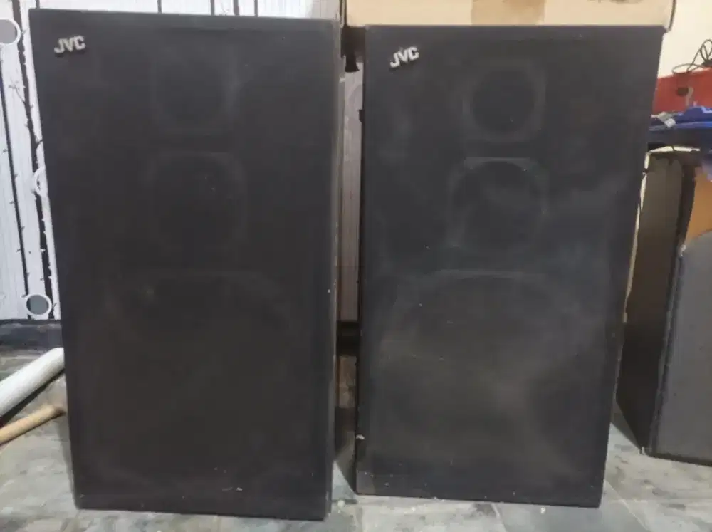 Vintage 1980s JVC SK-303 3-way floor-standing speakers