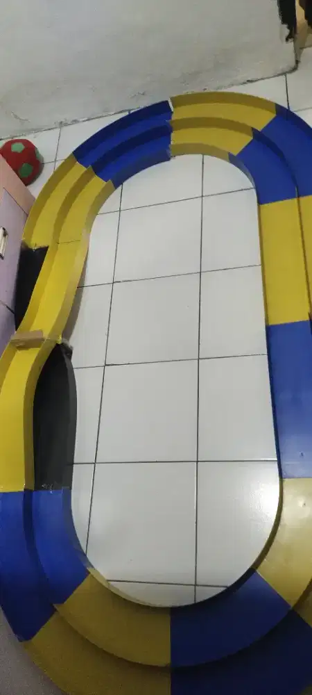 Jalanan tamia baru dipasang lalu dilakban
