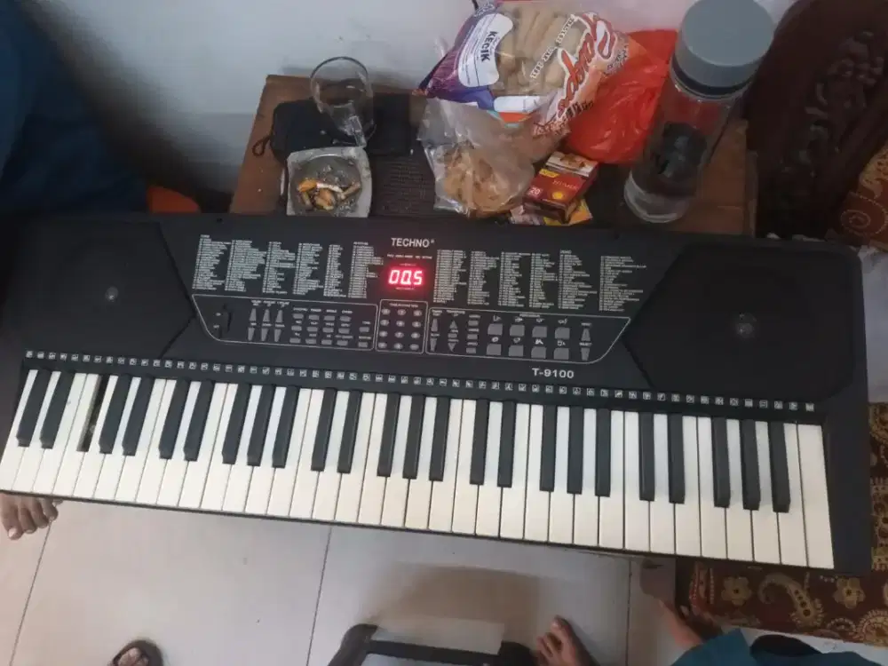 keyboard Techno T-9100 dan Gitar Marfill APX