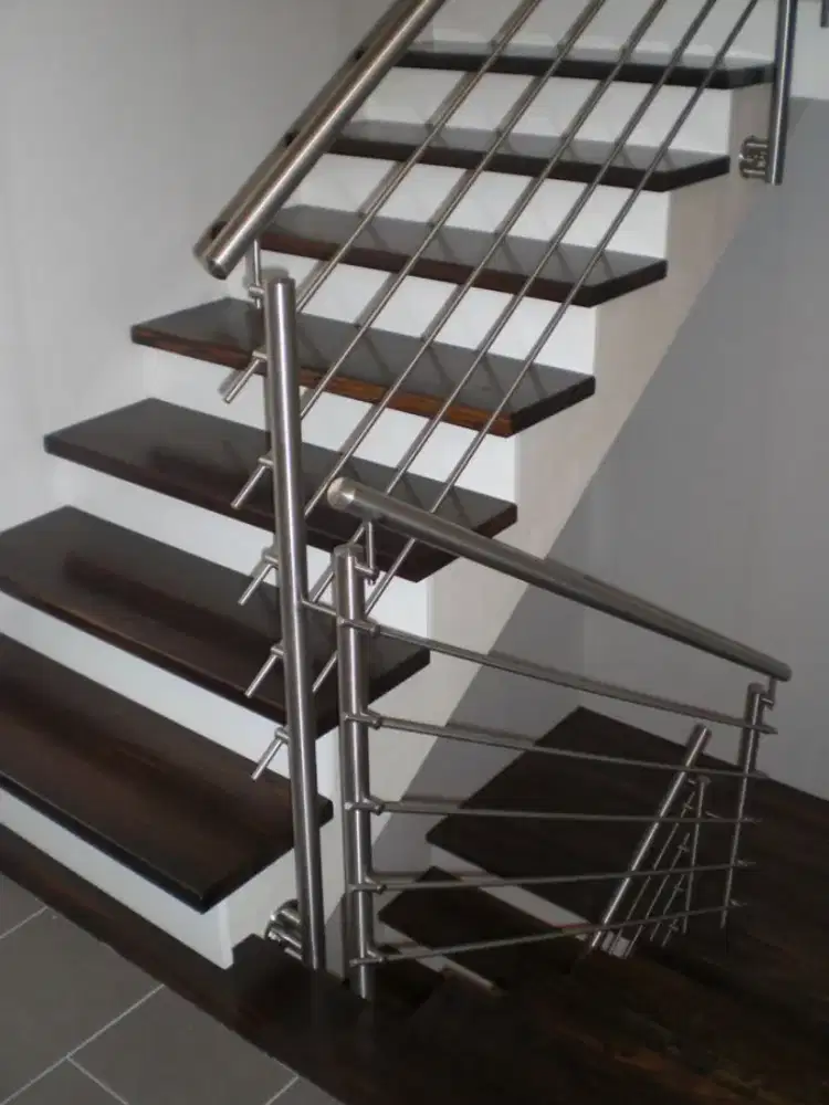Railing Tangga Stainless Anti Karat