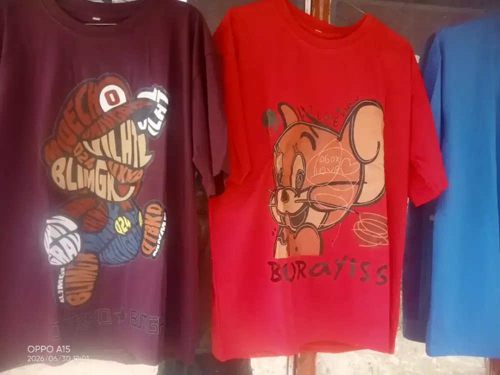 Kaos berbahan combet yang tidak gerah dan nyaman dipakai