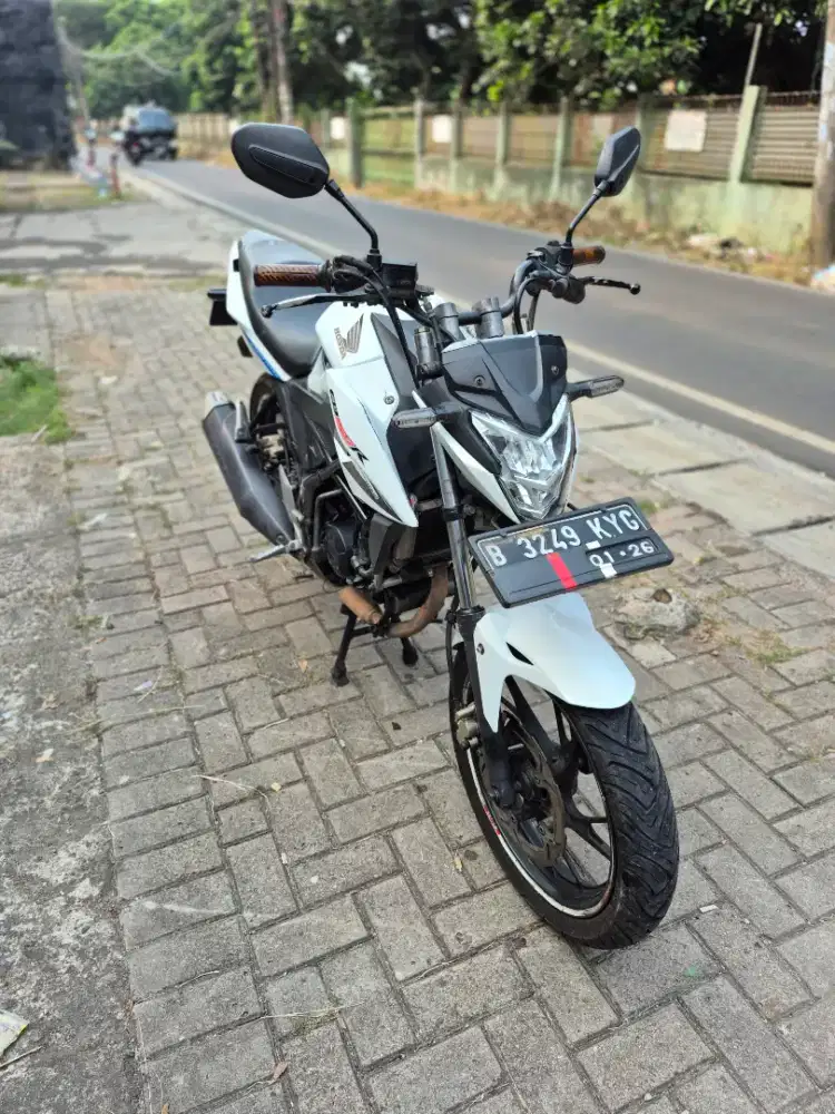 Dijual Honda CB150R tahun 2015 surat lengkap