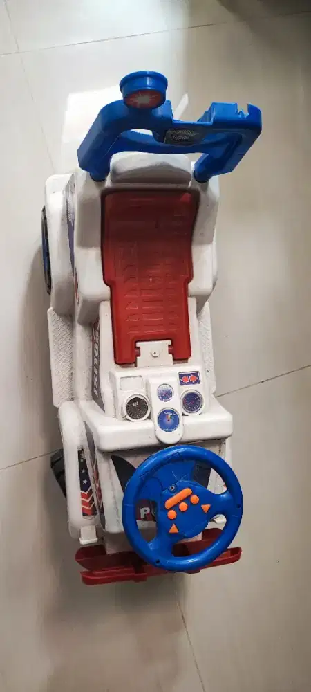 Mainan mobil polisi