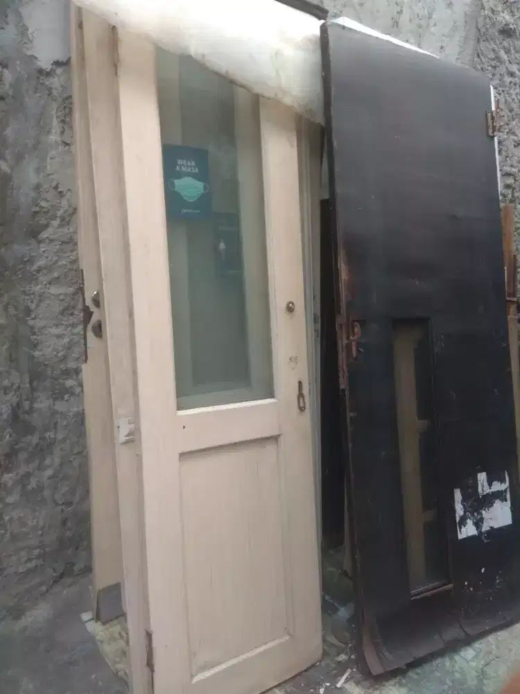 Pintu dua arah . Tinggi  2 meter. Lebar 80