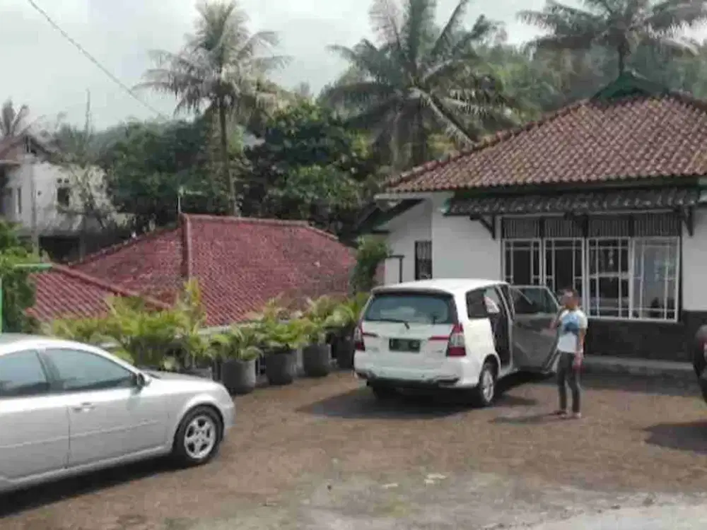 Dijual Cepat Villa  | Rumah Makan | Resto Lahan 1.700 m2 Siap Pakai di Jalan Raya Garut Tasik,  Cilawu Garut