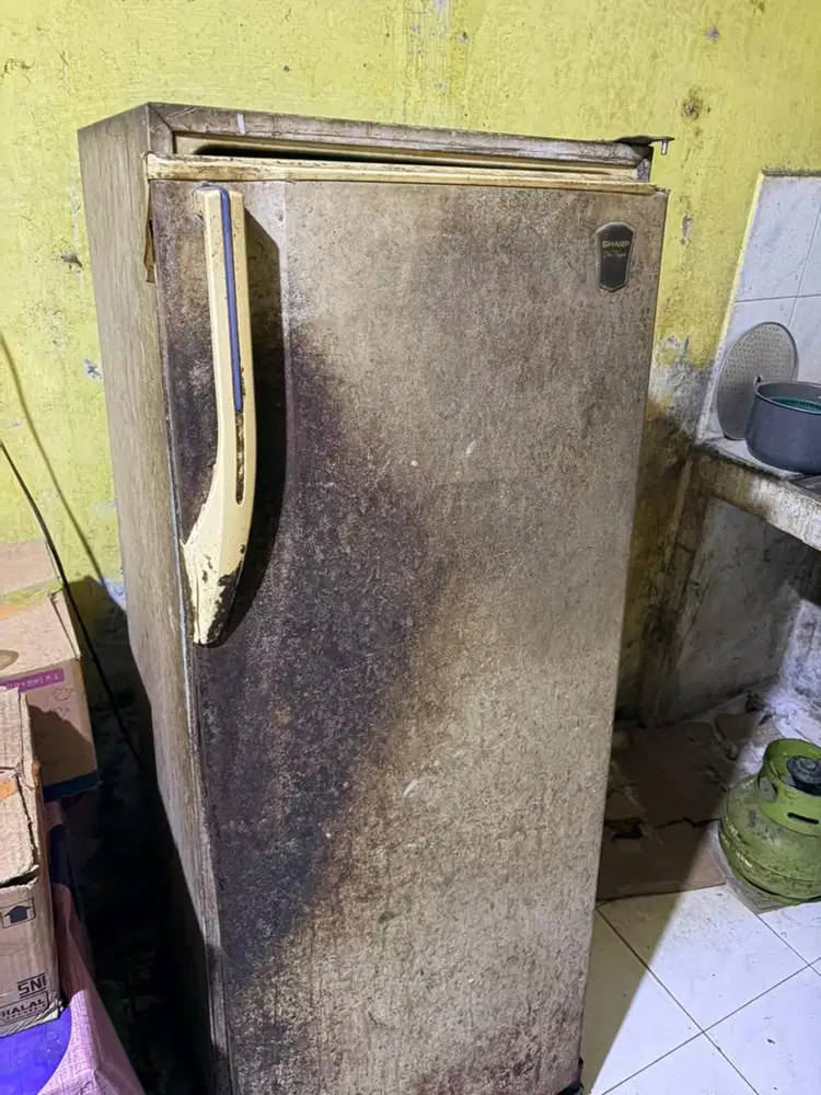 Kulkas Sharp 1 pintu pintu rusak