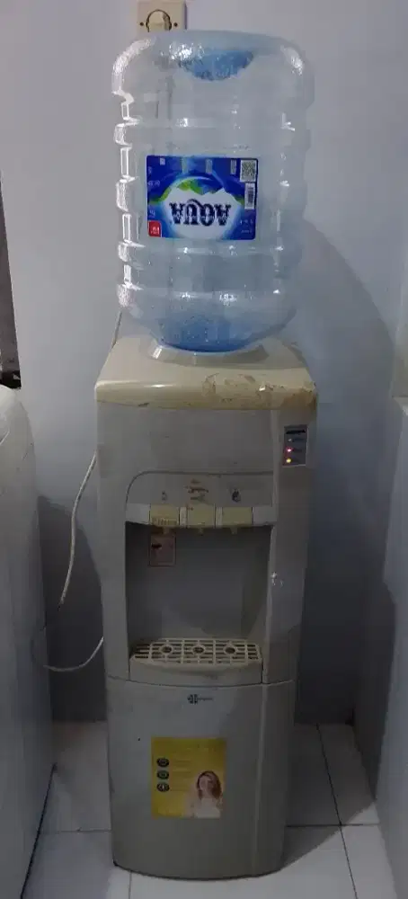 Dispenser Kulkas Mini Gratis Galon Aqua