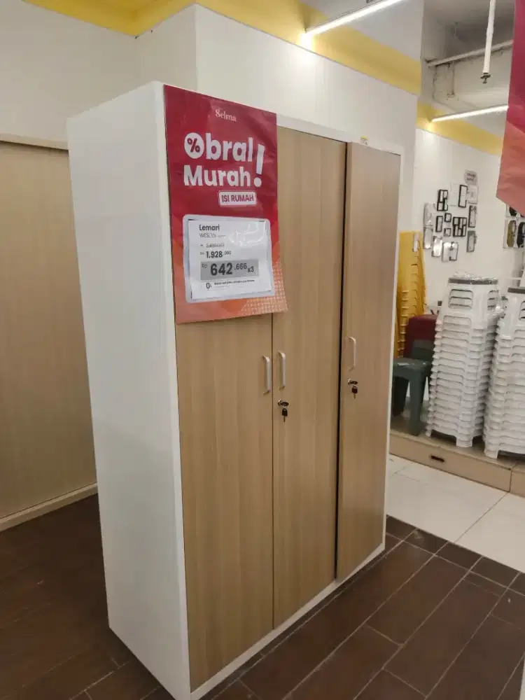 Lemari bahan metal 3 pintu