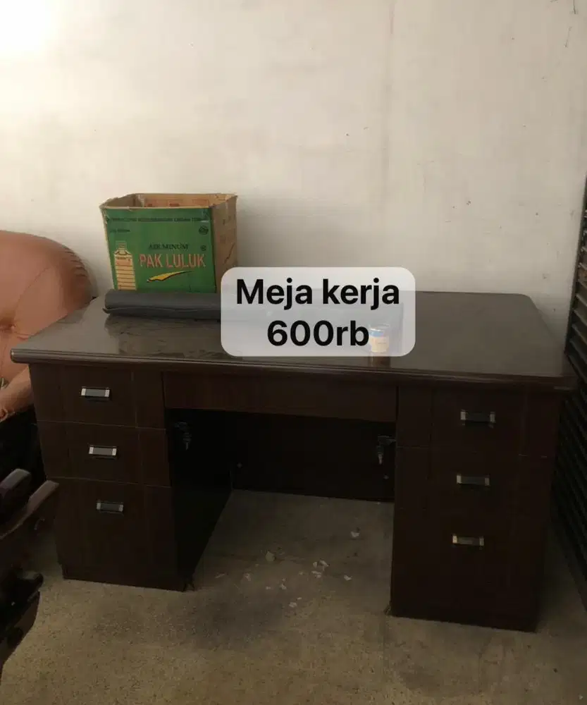 Meja dan kursi kantor