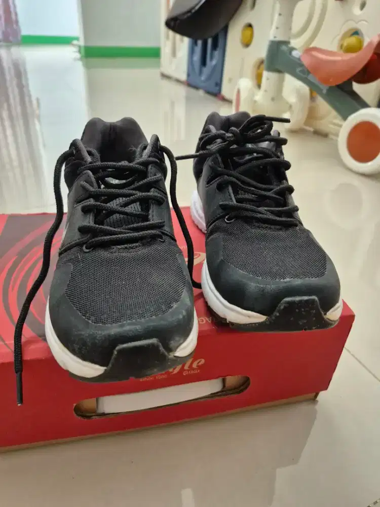 Sepatu Eagle lucius