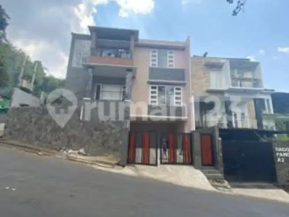 Rumah Bagus 2 Lantai Siap Huni, Dalam Komplek Dago , Dekat Kampus, Rumah Sakit, Sarana Pendidikan, Wisata, di Dago, Dago Pakar,Ciumbuleuit, Cigadung,