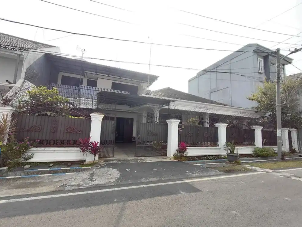 DIJUAL Rumah KokohTerawat 2Lt Include Private Pool Siap Huni Lingkungan Nyaman Dekat Kampus Ternama dan Kawasan Komersial di Jalan Candi