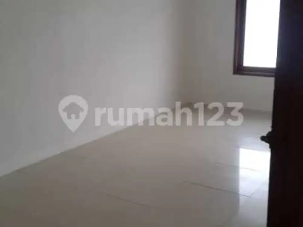 Rumah Bagus Megah 2 Lantai Strategisdi Pusat Kota, Dekat dengan Pusat Perbelanjaan Super Indo, Klinik, Kampus, Sekolah, Terminal Antapani, Antapani, A